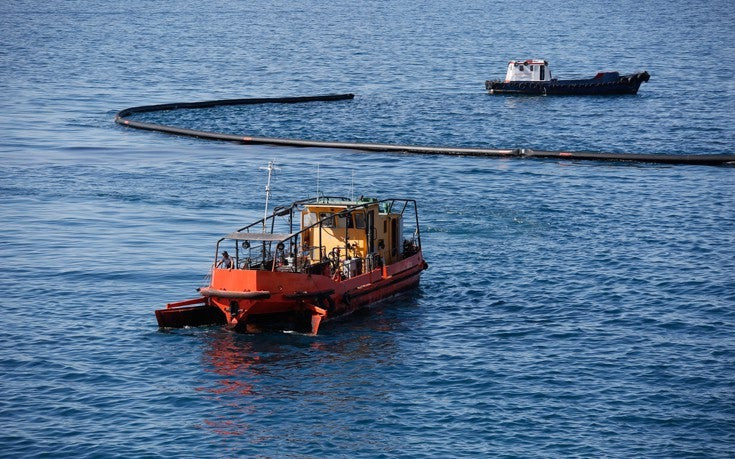 Εστίες πετρελαιοκηλίδας έχουν φτάσει μέχρι το Καβούρι – Αναστέλλονται οι ιστιοπλοϊκοί αγώνες